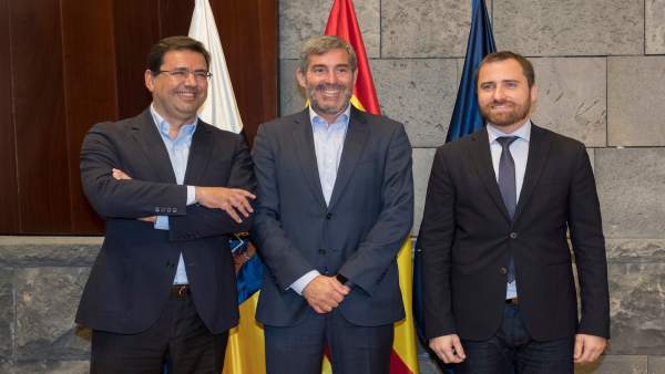 El presidente Clavijo con Javier Gándara, director general de easyjet en España y Isaac Castellano, Consejero de Turismo. Foto cedida por el Gobierno de Canarias/Manuel Lérida