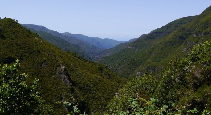 Una verde isla envuelta en un rojo aterrador