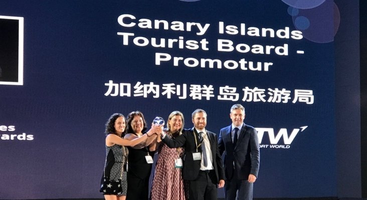  Isaac Castellano, consejero de Turismo del Gobierno de Canarias, María Méndez, gerente de Promotur y el equipo de conectividad reciben el premio World Routes 2018