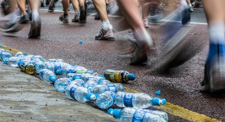 Reino Unido prohíbe las botellas de plástico de un solo uso en maratones|Foto: Getty / Getty vía La Vanguardia