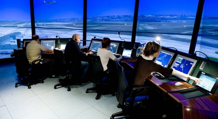 Las torres y centros de control españoles ganan 89 controladores aéreos|Foto: El País