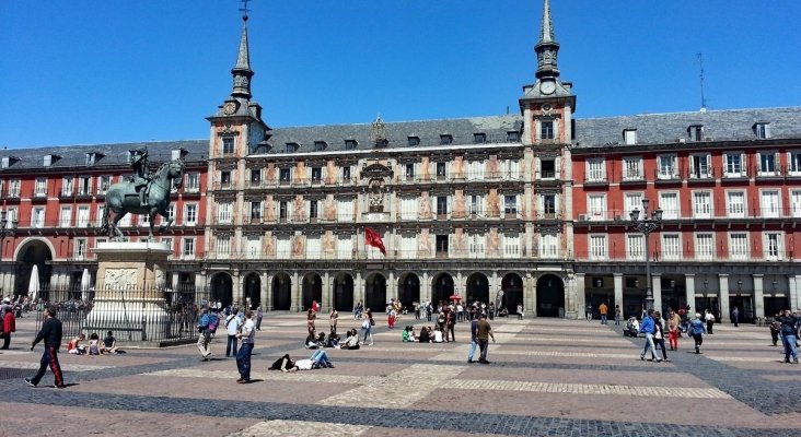 Turistas y visitantes en la Plaza Mayor de Madrid