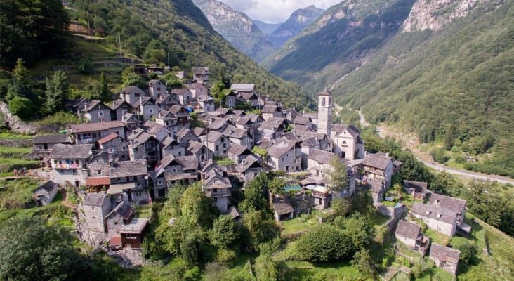 Pueblo obligado a convertirse en resort turístico para evitar su desaparición|Foto: CNN