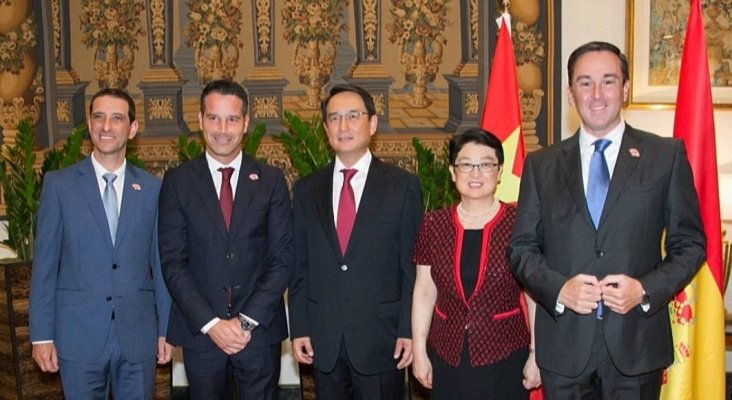 Pie de foto: De izda. a dcha: Víctor Rodríguez, Roberto González y David Morales, miembros del equipo directivo del hotel que atendieron al líder de China en 2016, junto al embajador Lyu Fan y su esposa.