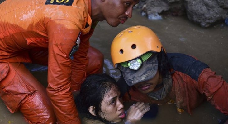 Decenas de atrapados bajo los escombros de dos hoteles de Indonesia|Foto: El País