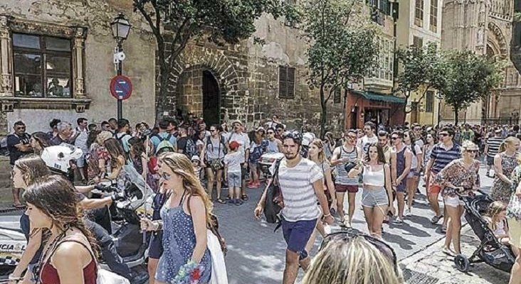 Masificación turística en Palma: 90.000 personas diarias en verano|Foto: B. Ramon vía Diario de Mallorca