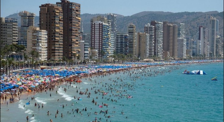 Hoteles registran 3,5 millones de pernoctaciones menos en Verano|Foto: Benidorm-Heino Kalis vía La Voz de Galicia