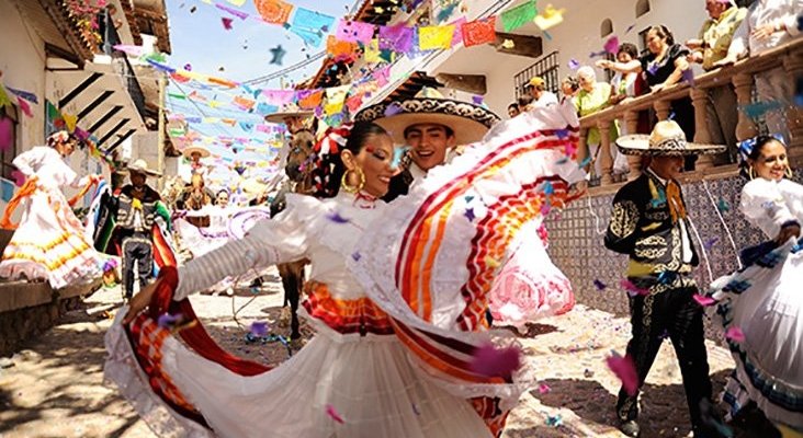 Top 10 de destinos de sol para los británicos en invierno|Foto: Festival en Puerto Vallarta (México) via Traveller.com.mx