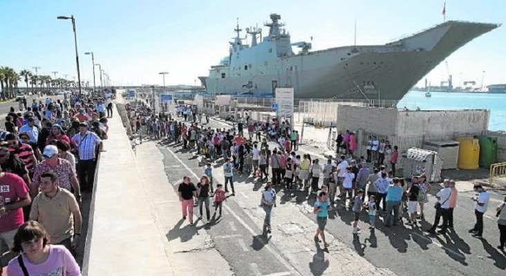 El portaaviones Juan Carlos I atrae a más de 12.000 visitantes en Motril|Foto:  Ñito Salas vía Ideal