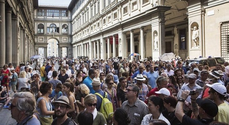 La ciencia se alía con el arte para evitar colas en los museos|Foto: Multitudinaria cola en la galería de los Uffizi, en junio de 2016- Gianni Cipriano- NYT vía El País