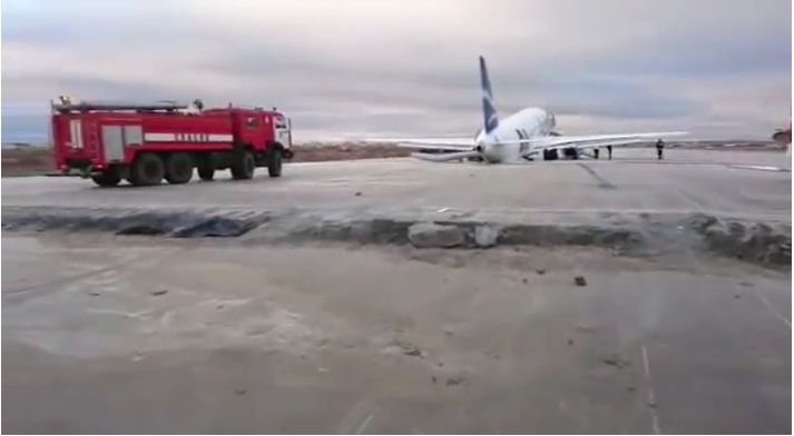 Avión destroza tren de aterrizaje tras tomar tierra en pista en reparaciones