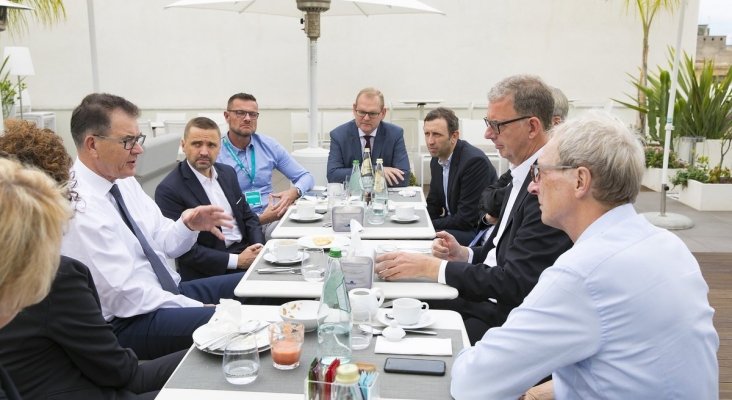 Reunión estratégica de CEOs turísticos con el ministro alemán Gerd Müller|Foto: Dirk Inger