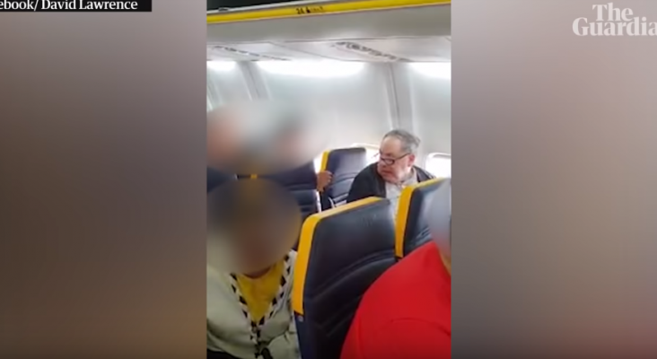 Acusan a Ryanair de inacción por altercado racista en uno de sus vuelos|David Lawren-Facebook vía The Guardian
