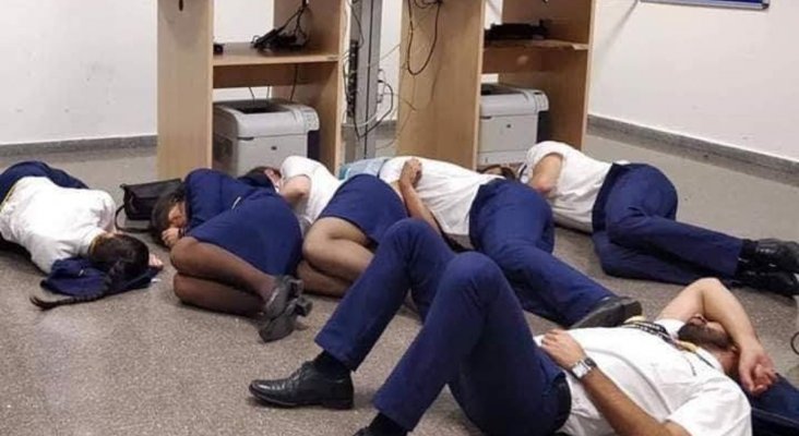 Ryanair despide a los seis tripulantes de la “foto-protesta”