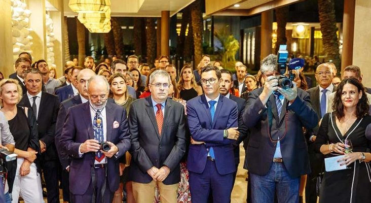 Asistentes a la inauguración atentos al discurso de Carmen Riu