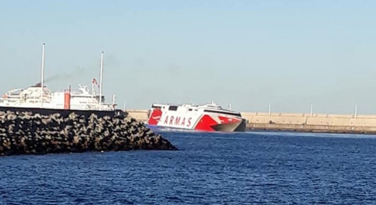 Ferry de Naviera Armas llegando al puerto tras colisión |Foto: Con la proa pal marisco,cosas y curiosidades de la gente de la mar