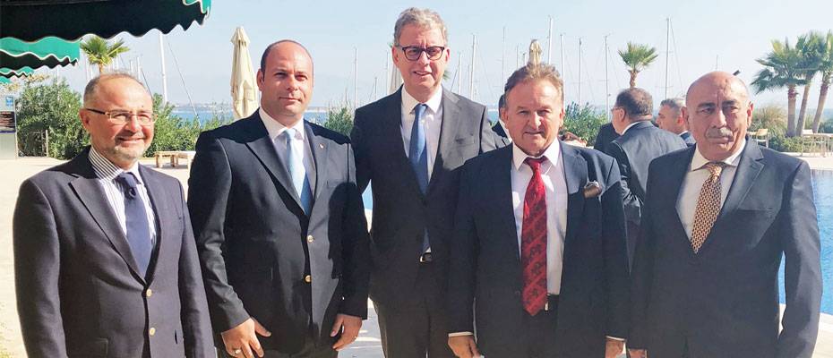 Norbert Fiebig, presidente de DRV (centro), Hüseyin Baraner, propietario de GermanyFans (corbata roja); y Hikmet Atilla, vicepresidente de la Cámara de Comercio de Didim (corbata amarilla)