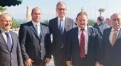 Norbert Fiebig, presidente de DRV (centro), Hüseyin Baraner, propietario de GermanyFans (corbata roja); y Hikmet Atilla, vicepresidente de la Cámara de Comercio de Didim (corbata amarilla)