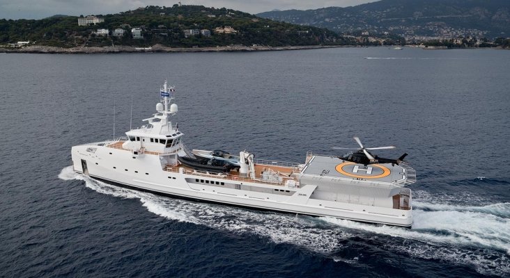 Un yate de alquiler dotado de helicóptero y submarino, disponible en Málaga|Foto: boatinternational.com