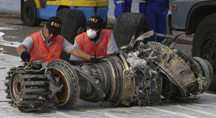 Trabajadores analizan un motor recuperado del Boeing 737 siniestrado | Foto: Achmad Ibrahim- AP vía El País