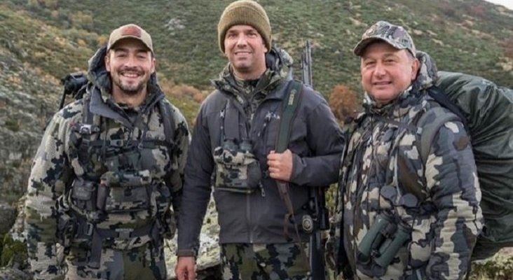 Donald Trump Jr. vuelve a España para practicar el turismo cinegético|Foto: Donald Trump Jr. en el centro- ABC