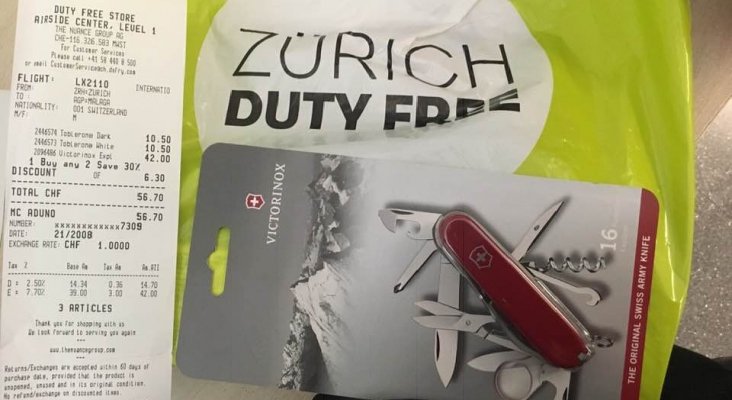 El duty free del aeropuerto de Zúrich vende navajas suizas |Foto: Ángel Peláez