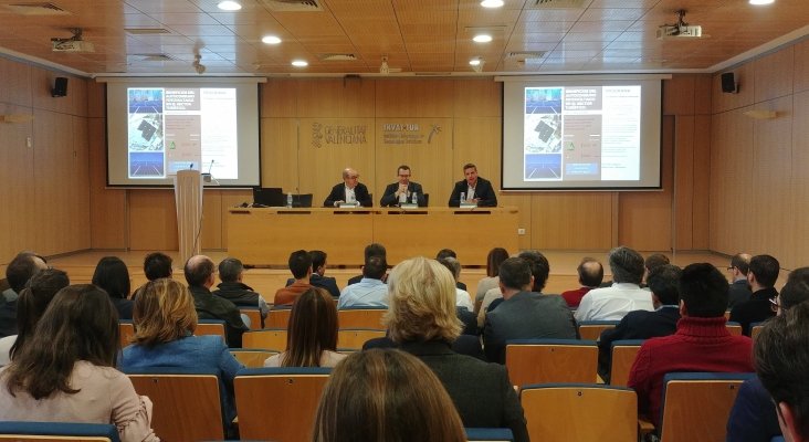 Los hoteleros alicantinos estudian las ventajas del autoconsumo fotovoltaico|Foto: de izq. a drch; Antonio Mayor, presidente de HOSBEC; Antonio Pérez, presidente de Benidorm; y Francisco Juan Martínez, director de INVAT.TUR