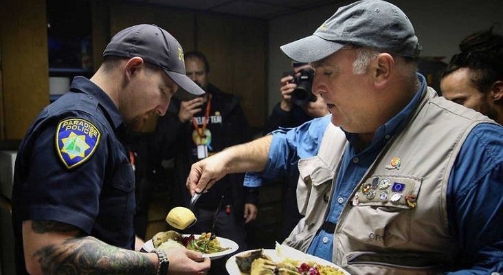 El chef José Andrés, candidato al premio Nobel de la Paz|Foto: José Andrés sirviendo la cena de Acción de Gracias a los afectados de los Incendios en California- RTVE