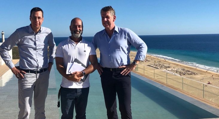 De izq. a derch.: Bernd Mäser, director general de Robinson Club; Moisés Jorge Naranjo, director gerente en Patronato Insular de Turismo de Fuerteventura ; y Friedrich Joussen, presidente del Grupo TUI, en la última planta de la renovada torre