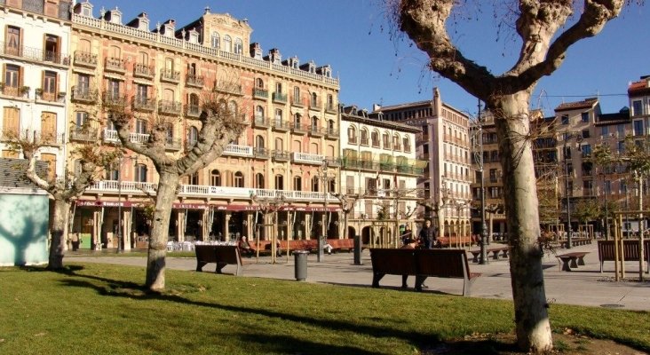 Pamplona pide a los vecinos que denuncien los pisos turísticos ilegales|Foto: Plaza del Castillo, Pamplona- Turismo en Navarra