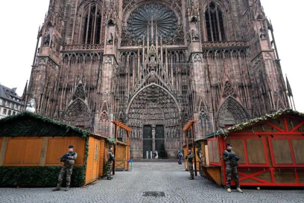 El blindaje de los mercados navideños ante los ataques terroristas|Foto: Soldados de la Operación Centinela montan guardia cerca del lugar donde se produjo un ataque en Estrasburgo (Francia) este 12 de diciembre. EFE El blindaje de los mercados navideños ante los ataques terroristas|Foto: Soldados de la Operación Centinela montan guardia cerca del lugar donde se produjo un ataque en Estrasburgo (Francia) este 12 de diciembre. EFE