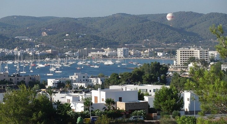 Ibiza rechaza las zonas turísticas maduras|Foto: La bahía de Sant Antoni, Ibiza- CC BY-SA 3.0 JanManu