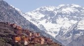 Asesinan a dos turistas mientras practicaban montañismo en Marruecos|Foto: Pueblo Berber y monte Toubkal- CC BY 2.0 Julia Maudlin