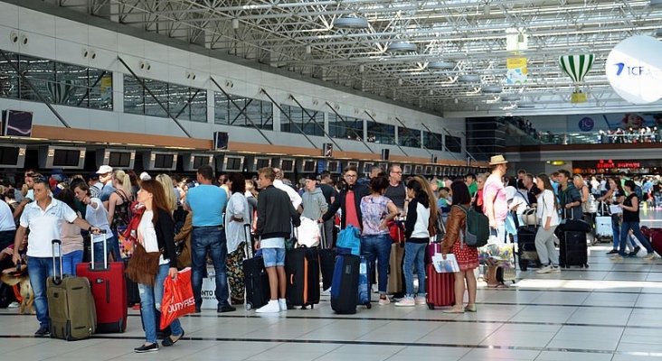 Turquía aplica una tasa de seguridad en sus aeropuertos|Foto: Aeropuerto de Antalya- ras vía Touristik Aktuell