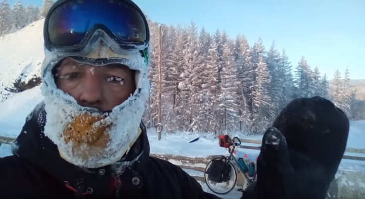 La historia del ciclista que casi muere congelado en Siberia a -50º|Fotograma vídeo Invierno en bici por Siberia vía Eduardo Lainez