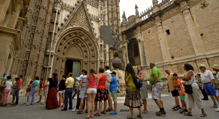 Turistas de visita a la Catedral Sevilla