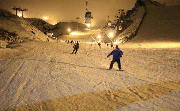 Sierra Nevada inaugura su temporada de ‘esquí nocturno’|Foto: Ideal