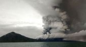 El volcán Anak Krakatau altera el tráfico aéreo de Indonesia|Foto: BBC