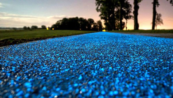 Presentan un carril bici que utiliza energía solar para brillar en la oscuridad Presentan un carril bici que utiliza energía solar para brillar en la oscuridad