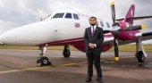 2019, el año de las aerolíneas religiosas|Foto: Kazi Rahman posanto junto al avión de Firnas Airways, la aerolínea halal- Clarín