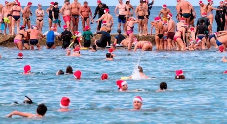 Un centenar de 'Papá Noeles' se dan el último baño del 2018|Foto: EFE vía Canarias 7