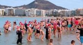 Un centenar de 'Papá Noeles' se dan el último baño del 2018|Foto: EFE vía Canarias 7