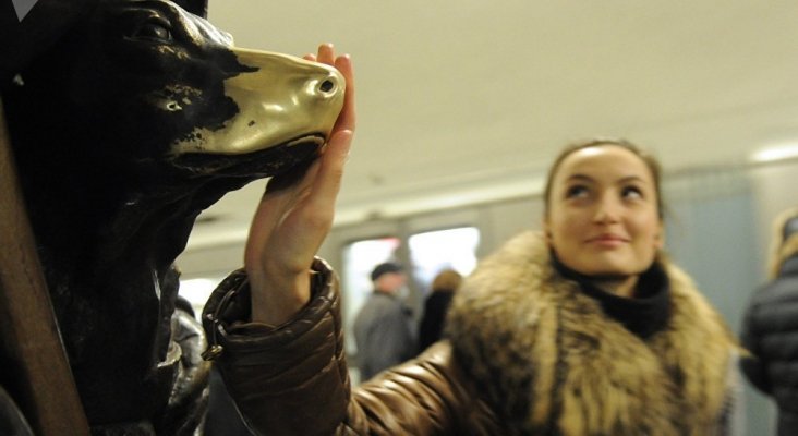 Perro de rescate en el metro de Moscú