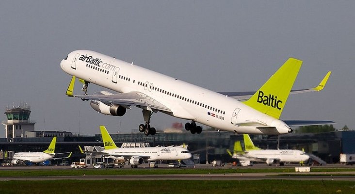 800px AirBaltic Boeing 757 200 at RIX