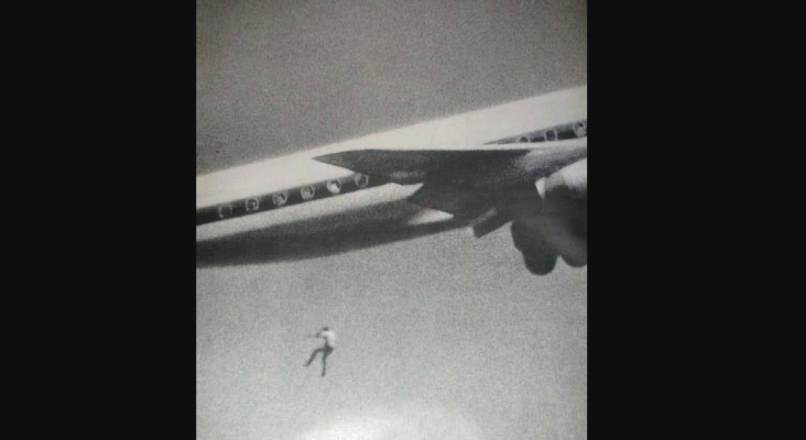 La extraña fotografía de un joven precipitándose de un avión|Foto: John Gilpin