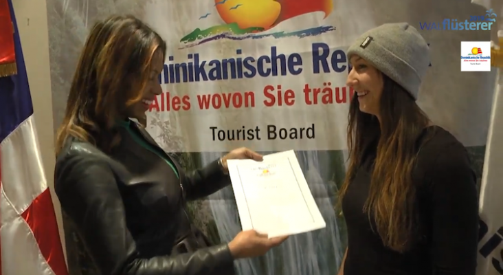 Petra Cruz, Directora en Europa de la Oficina de Promoción Turística de la República Dominicana entrega el diploma a Svenja Kluge "Susurradora de Ballenas 2019"