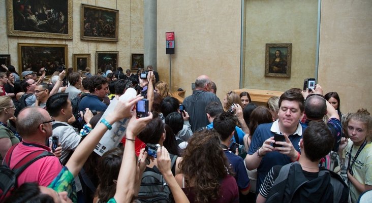 Multitud agolpada ante la Mona Lisa en el Louvre |Foto: Victor Grigas CC BY-SA 4.0