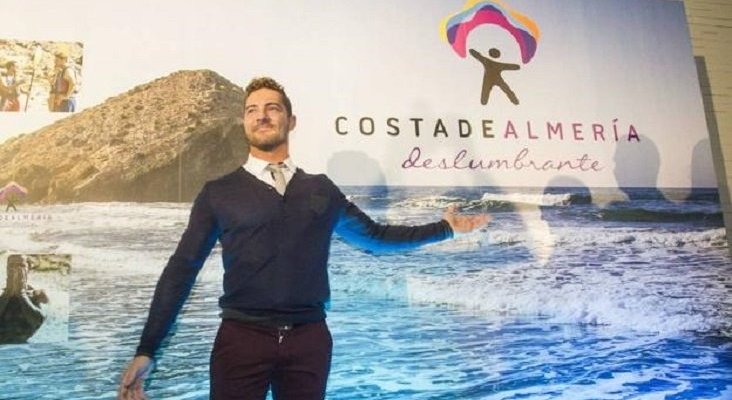 David Bisbal posando con el cartel de 'Costa de Almería' | Foto: Ideal