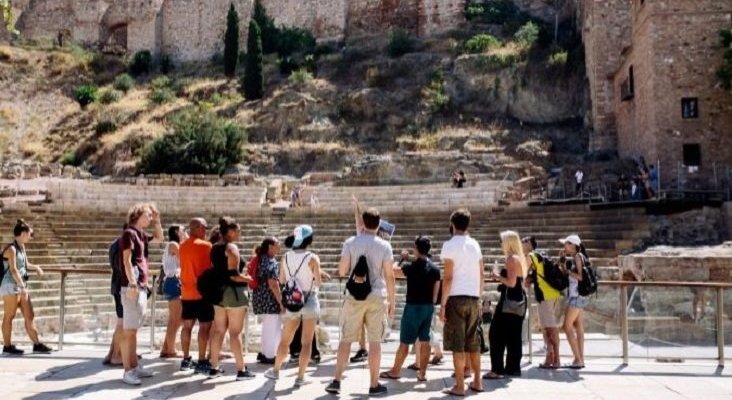 Andalucía se queda sin consejería exclusiva para Turismo|Foto: Grupo de turistas en la Alcazaba de Málaga- Expansión