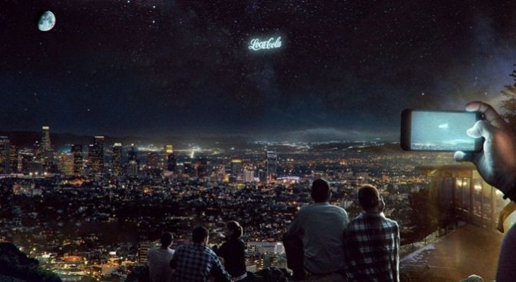 El futuro del marketing turístico: anuncios luminosos en el cielo nocturno|Foto: Futurism